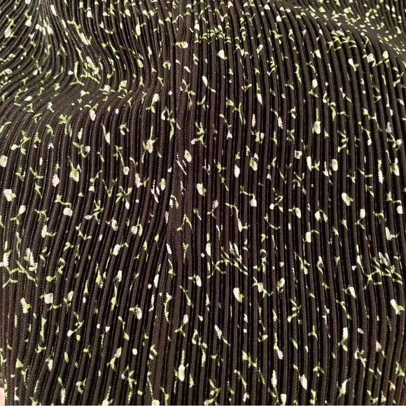 SO PRETTY UP CLOSE!! Gianni Bini Black Floral Top Size M - Picture 3 of 9